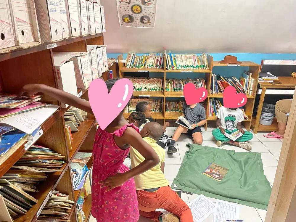 Élèves choisissant et lisant des livres dans la bibliothèque de l'école