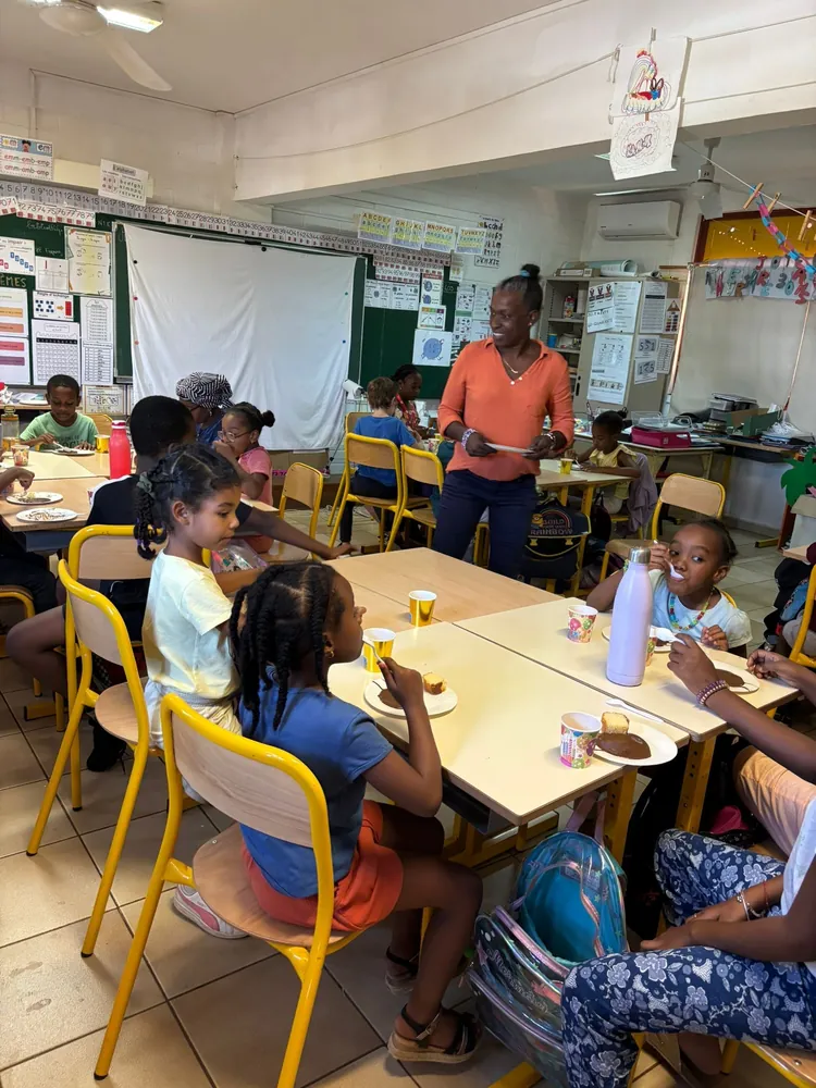Élèves partageant un goûter en classe
